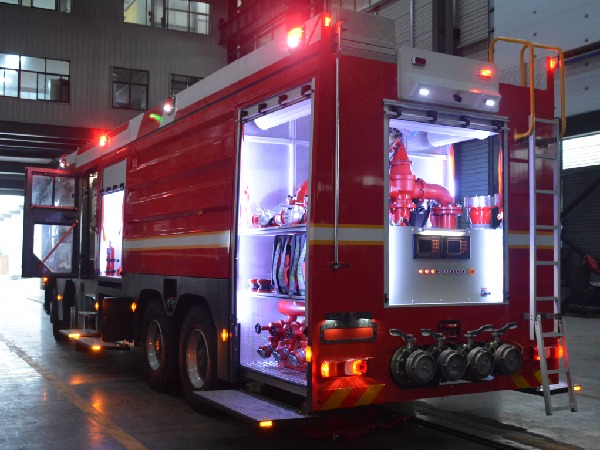 既能够从水流处间接吸水乡镇小型消防车