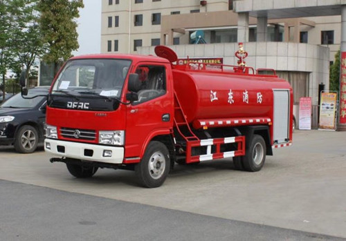 驾驶室四周加拆无一圈红蓝两色爆闪灯？重型水罐消防车